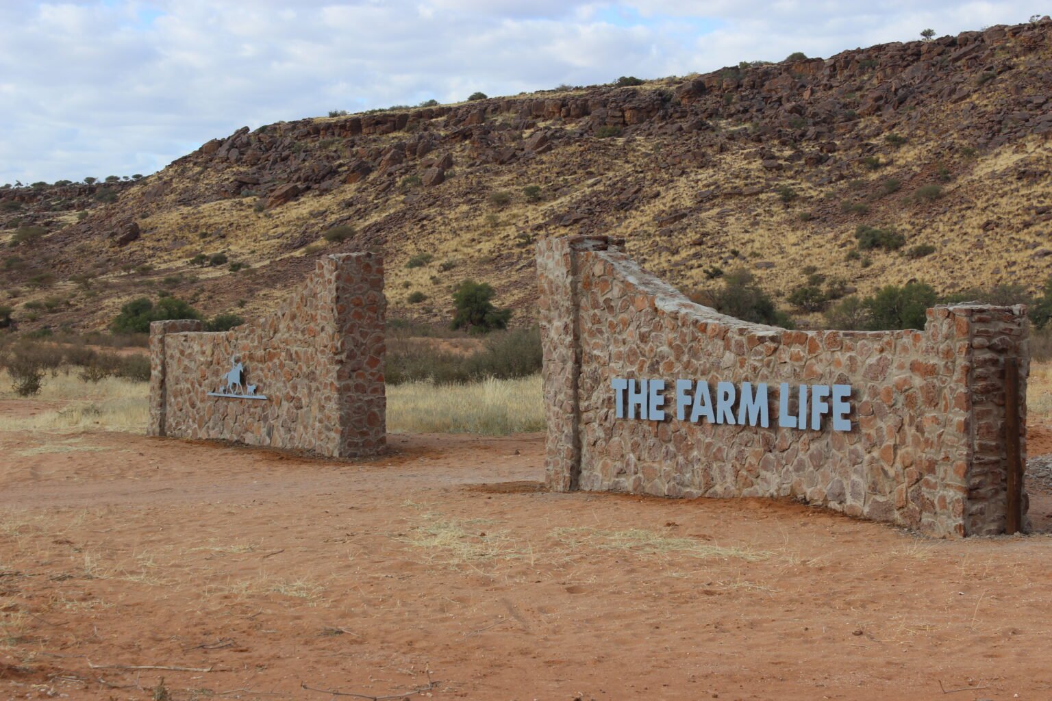 Front entrance without a gate